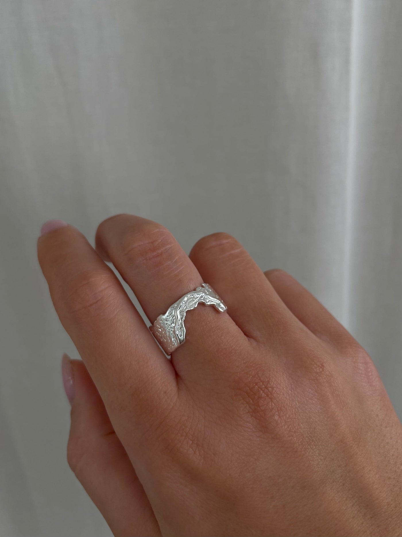 Aarya ring i sølv på finger